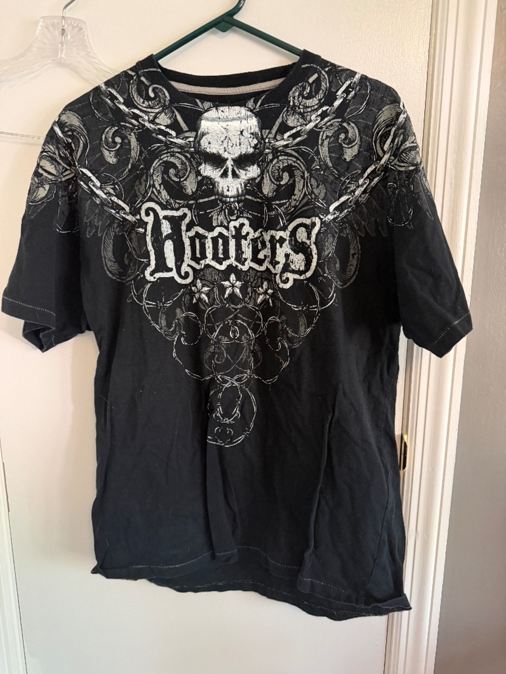 Hooters Y2K Affliction style T-shirt Men's Large in black (215)